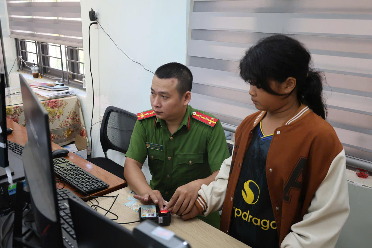 Chương trình “Bình dân học vụ số” cho bà con ở Quảng Ngãi thường bắt đầu từ những việc nhỏ như:  Mở ứng dụng, tạo tài khoản, đăng nhập, tra cứu... (ảnh Vân Anh) 