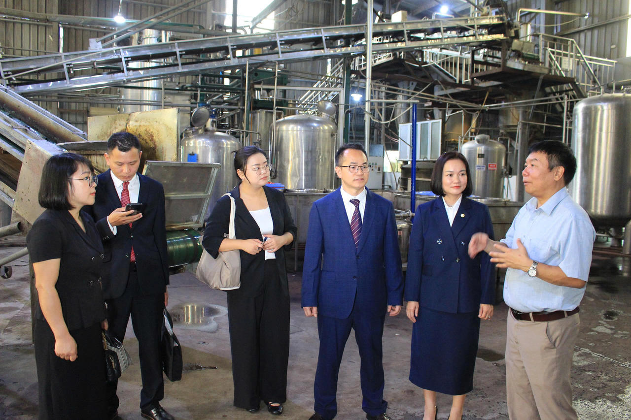 Đoàn khảo sát và chụp ảnh lưu niệm tại Khu Công nghiệp Đông Phố mới (Ảnh: Hữu Trường)