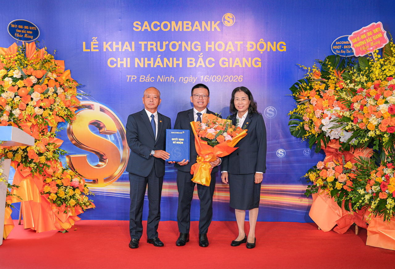 Đại diện Ban Lãnh đạo SACOMBANK trao quyết định và hoa chúc mừng ông Nguyễn Việt Hùng -Giám đốc Chi nhánh Bắc Giang.