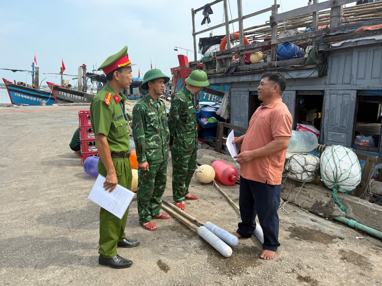 Công an phường Thuận An tăng cường tuần tra, bảo đảm an ninh, trật tự tại khu vực neo đậu tàu thuyền.