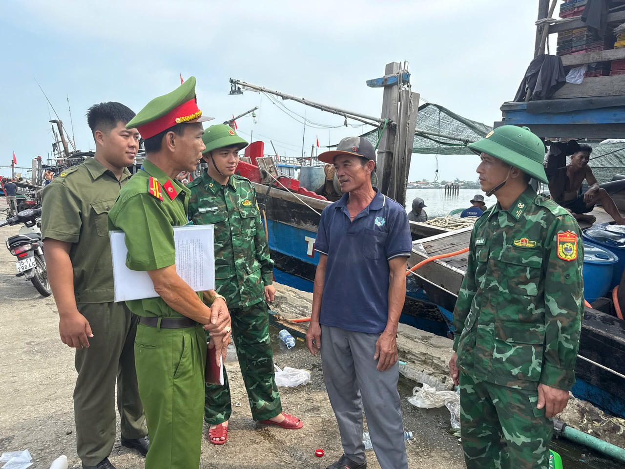 Lực lượng Công an tuyên truyền, nhắc nhở chủ tàu nâng cao cảnh giác, chủ động bảo vệ tài sản trong thời gian tránh trú. (Ảnh: CACC)