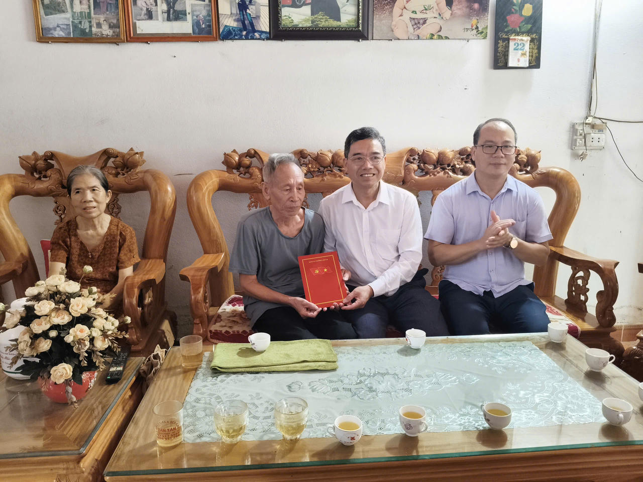 Đoàn đến thăm và tặng quà gia đình ông Phạm Quang Cự - là thương binh ở tổ 44 Bản Phiệt (Ảnh: Kim Hoàn).