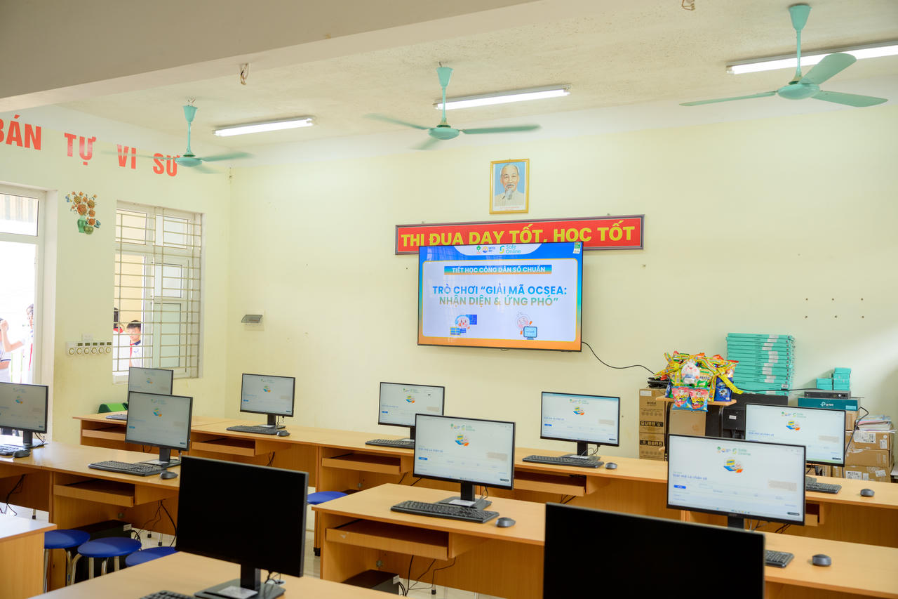 Thiết bị máy tính và TV trao tặng trường THCS Mường Vang sẵn sàng cho trò chơi Giải mã Lá chắn số
