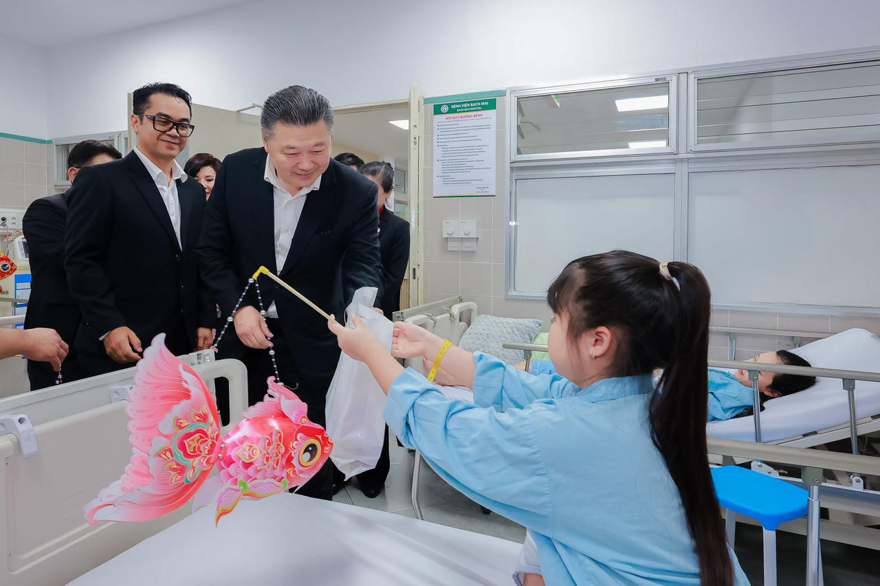 Lãnh đạo C.P. tặng quà Trung thu cho các bệnh nhi.
