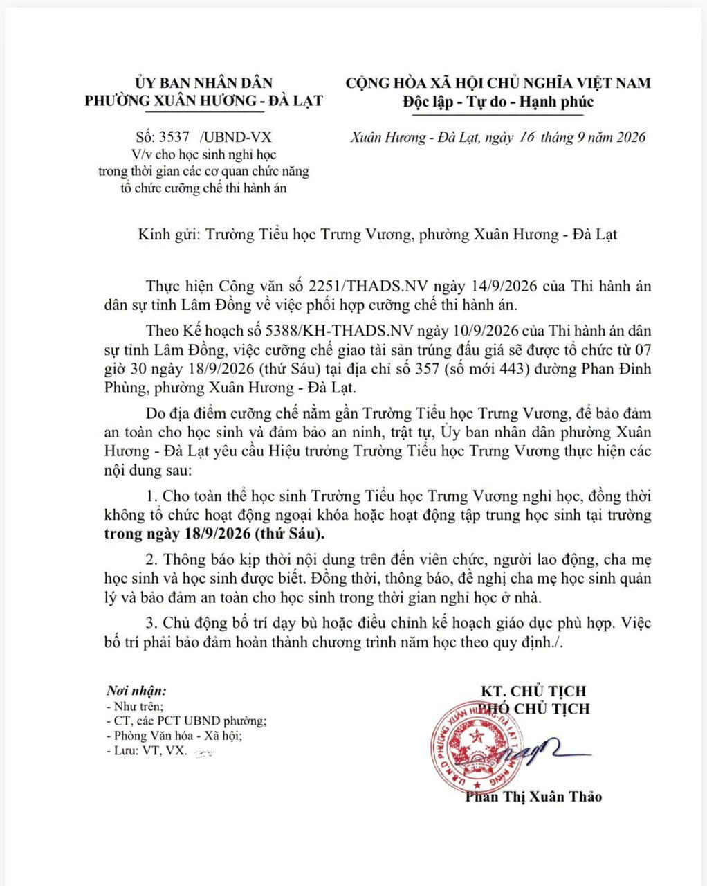 Văn bản về việc cho học sinh trường Tiểu học Trưng Vương nghỉ học trong thời gian các cơ quan chức năng tổ chức cưỡng chế thi hành án. Ảnh UBND phường Xuân Hương - Đà Lạt.