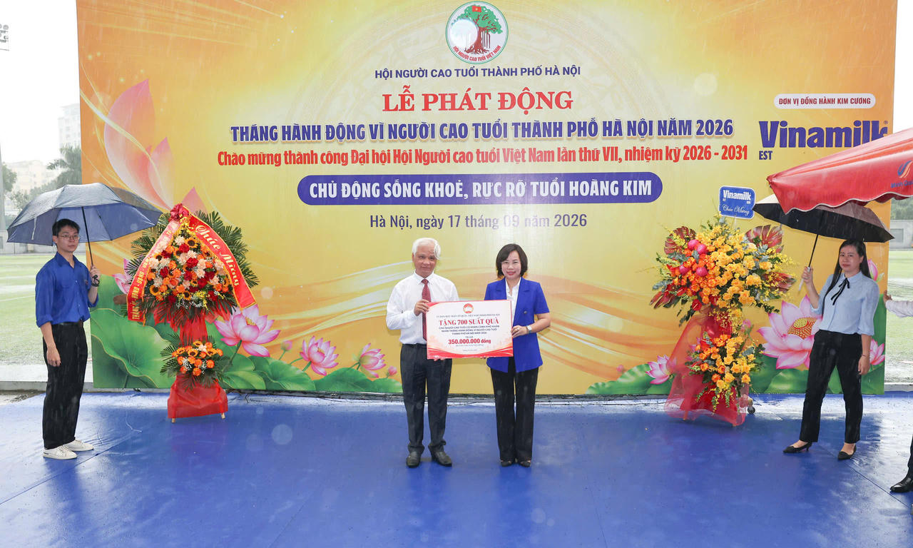 Hơn 2.000 người cao tuổi Hà Nội xác lập kỷ lục đồng diễn dân vũ