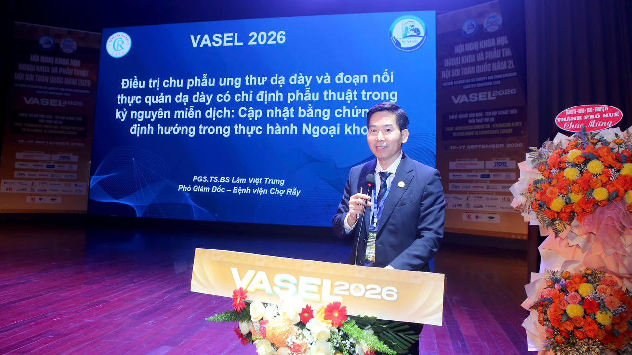 Đại diện bệnh viện Chợ Rẫy trình bày báo cáo 