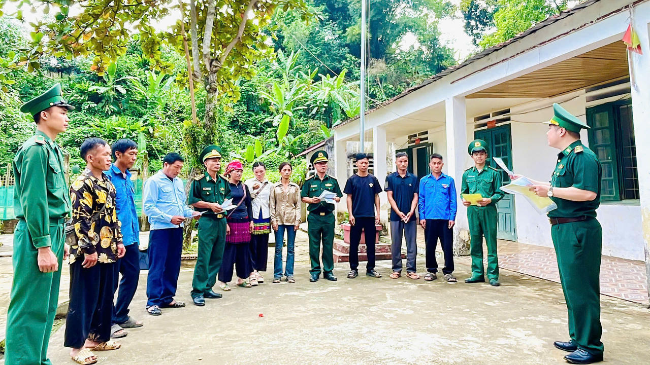Hướng dẫn nhân dân sử dụng hòm thư tố giác tội phạm ẩn danh. Ảnh: Bộ đội Biên phòng cung cấp