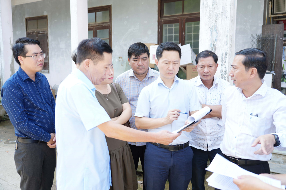 Phó Chủ tịch UBND thành phố Hà Văn Tuấn cùng đoàn công tác kiểm tra thực địa liên quan đến công tác quản lý, sử dụng quỹ đất tại phường Vỹ Dạ. (Ảnh: UBND TP Huế)