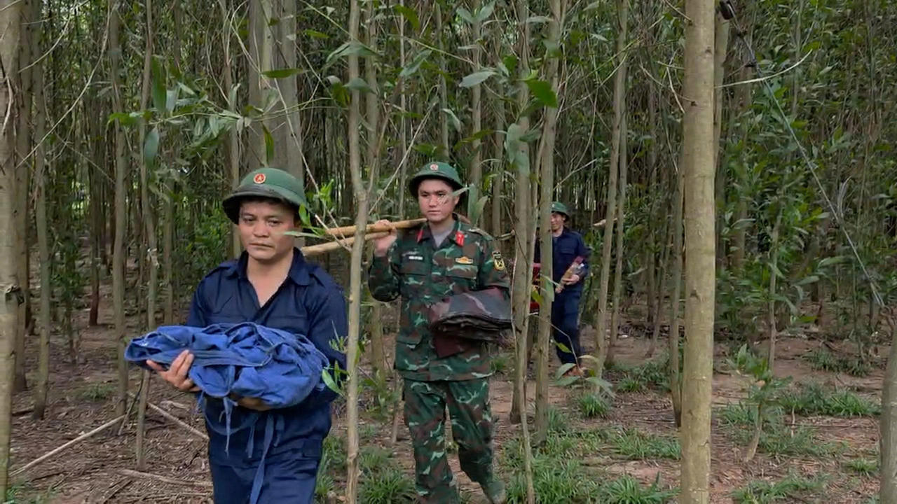 Hài cốt và các di vật được cẩn trọng đưa ra khỏi khu vực tìm kiếm để bảo quản. (Ảnh: Bộ CHQS tỉnh Quảng Trị)