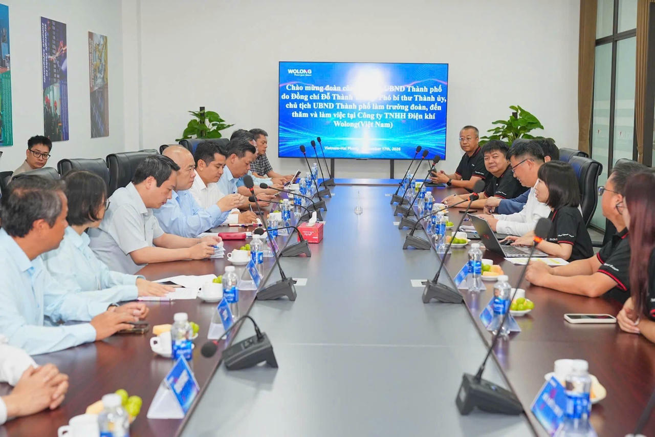 Chủ tịch UBND thành phố Đỗ Thành Trung thăm, làm việc với Công ty TNHH Điện khí Wolong Việt Nam. (ảnh Đàm Thanh) 
