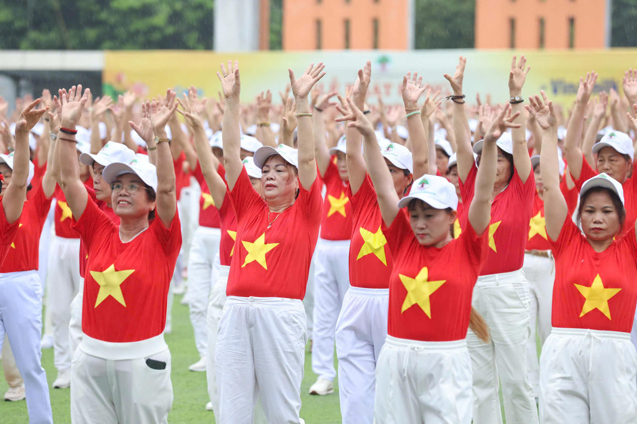 Hơn 2.000 người cao tuổi Hà Nội xác lập kỷ lục đồng diễn dân vũ