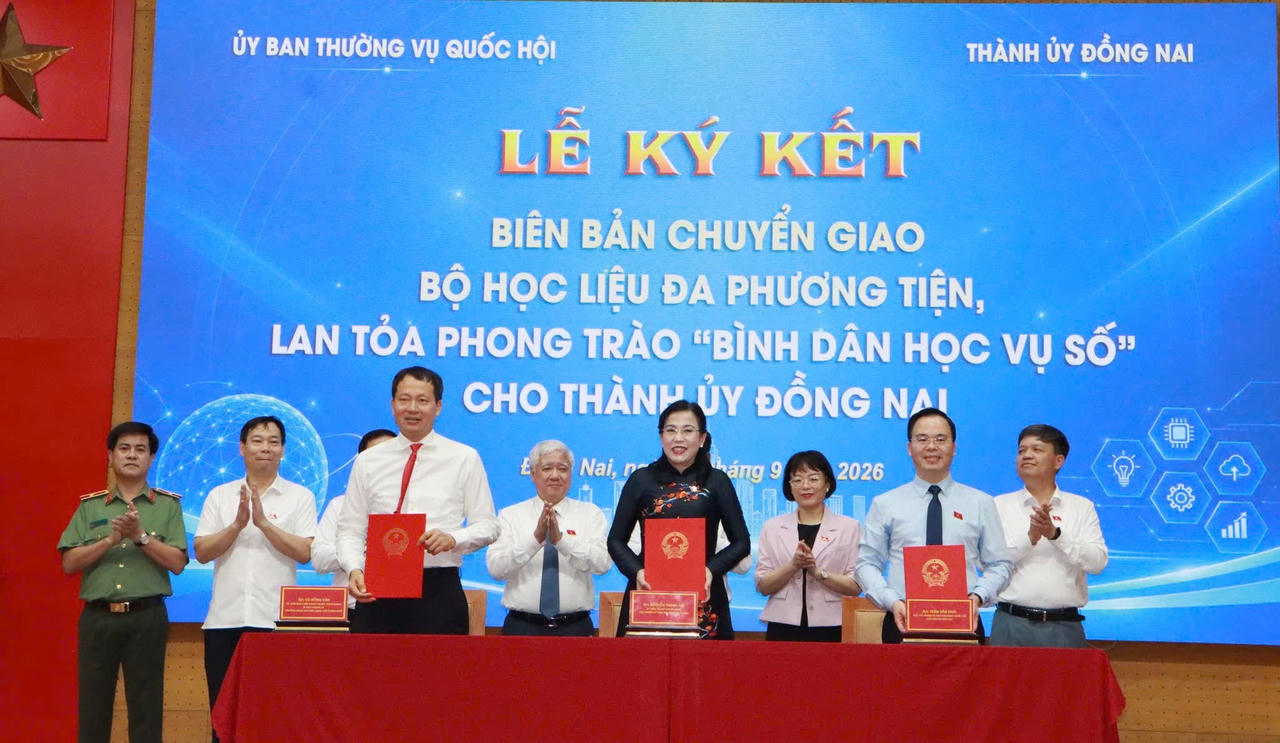 Lễ ký kết bàn giao Bộ học liệu đa phương tiện “Bình dân học vụ số” cho Thành ủy Đồng Nai. Ảnh: Sở KHCN tỉnh Đồng Nai.