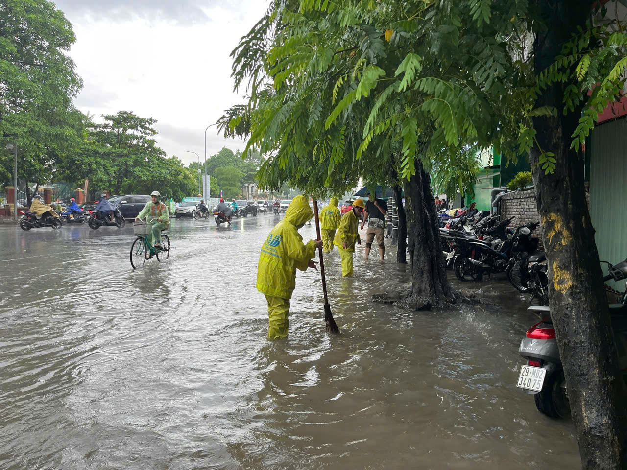 Mưa lớn kéo dài Hà Nội còn một số điểm còn úng ngập 
