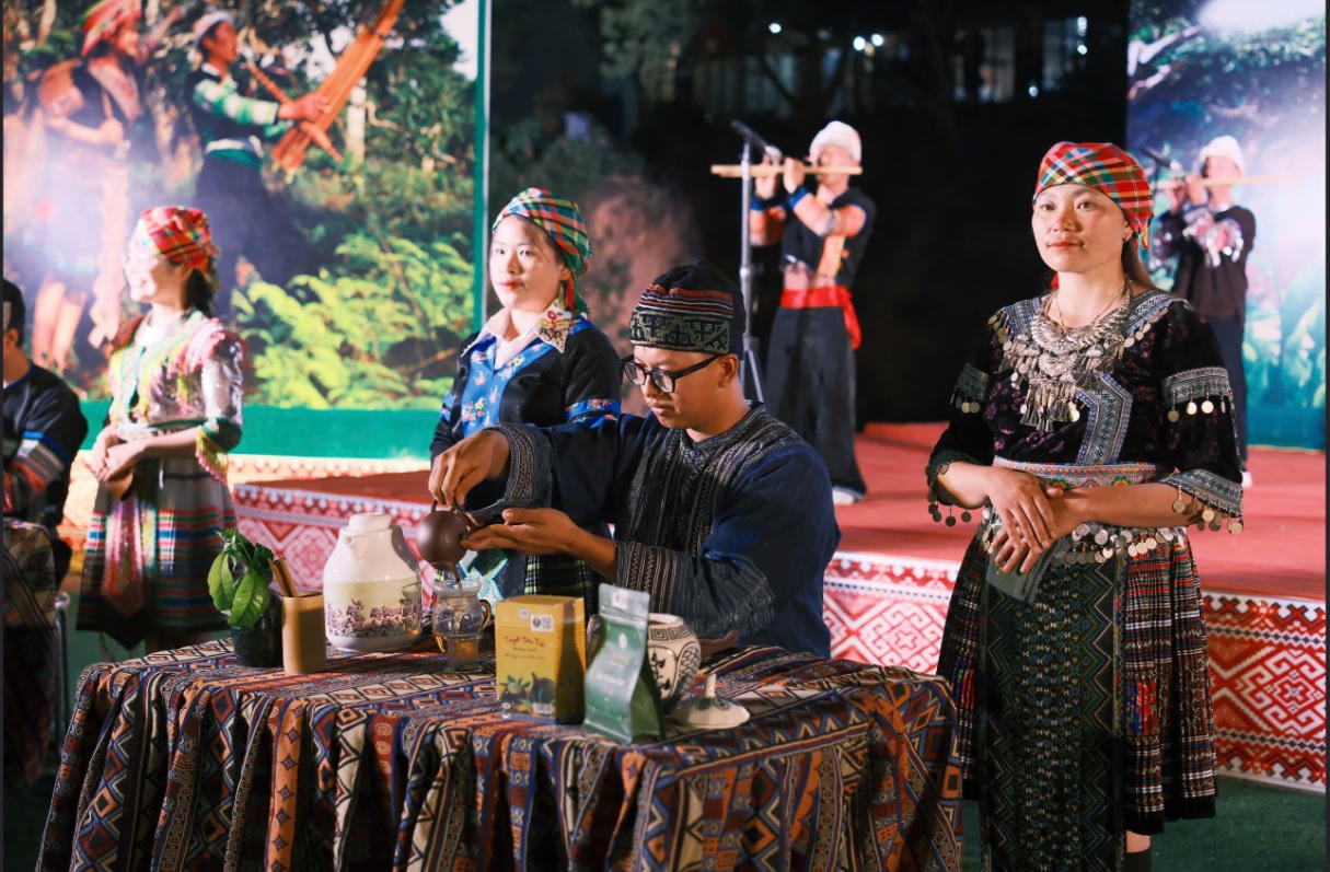 Thông qua Festival, các sản phẩm chè Shan tuyết và sản phẩm OCOP có thêm cơ hội quảng bá, kết nối tiêu thụ. (Ảnh: Nguyên Đức).