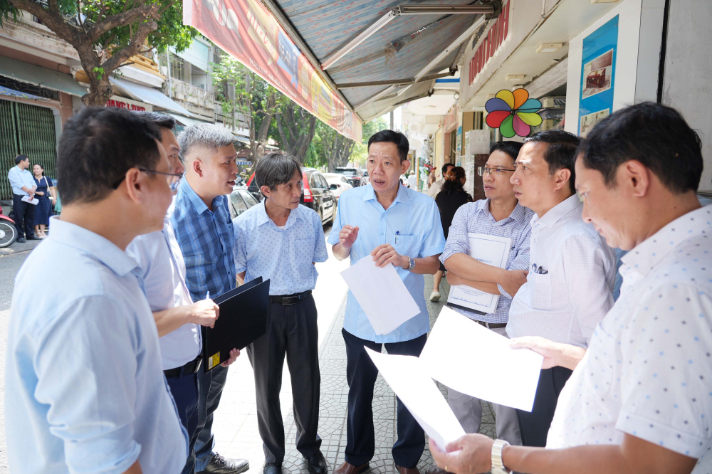 Phó Chủ tịch UBND thành phố Hà Văn Tuấn cùng đoàn công tác kiểm tra thực địa liên quan đến công tác quản lý, sử dụng quỹ đất tại phường Phú Xuân. (Ảnh: UBND TP Huế)