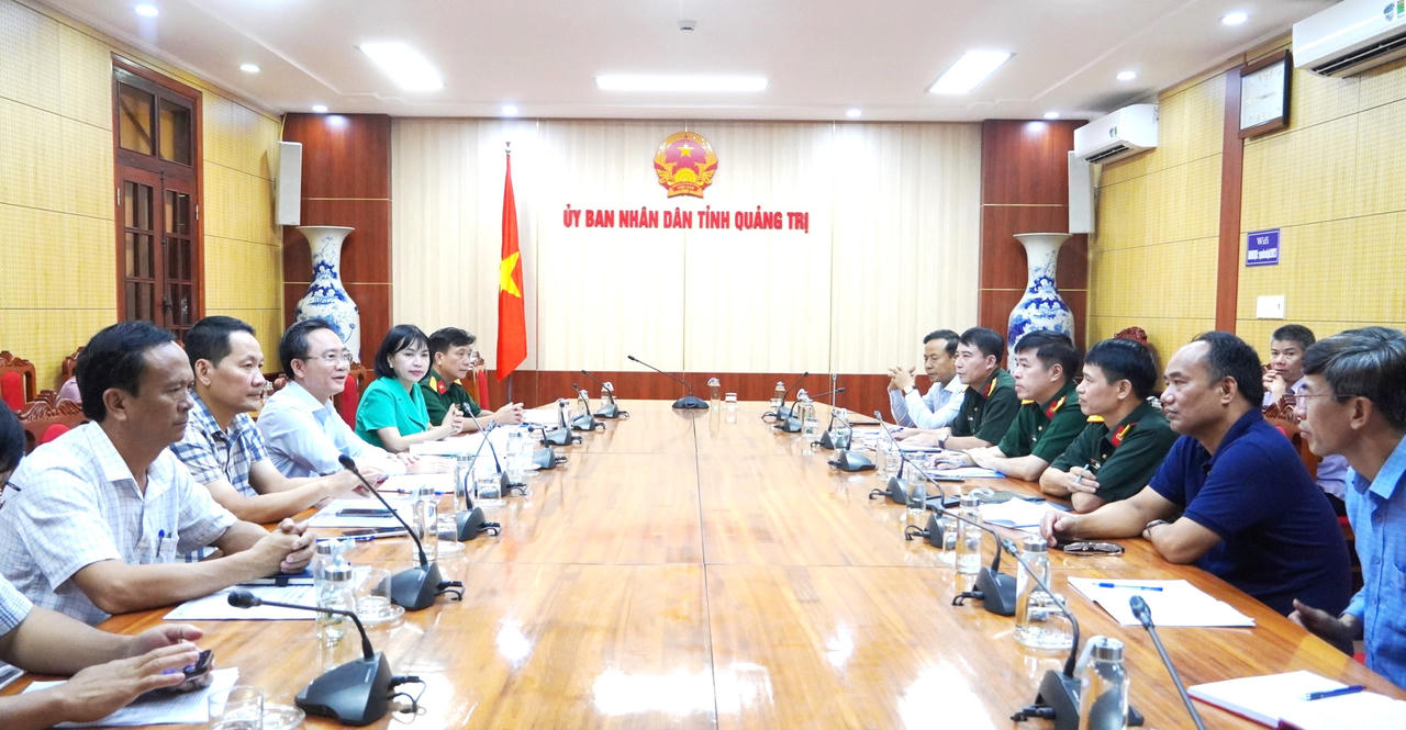 Phó Chủ tịch UBND tỉnh Quảng Trị Hoàng Xuân Tân chủ trì buổi làm việc về phương án xây dựng Tượng đài A69 tại Hang Lèn Hà. (Ảnh: Tiến Nhất)