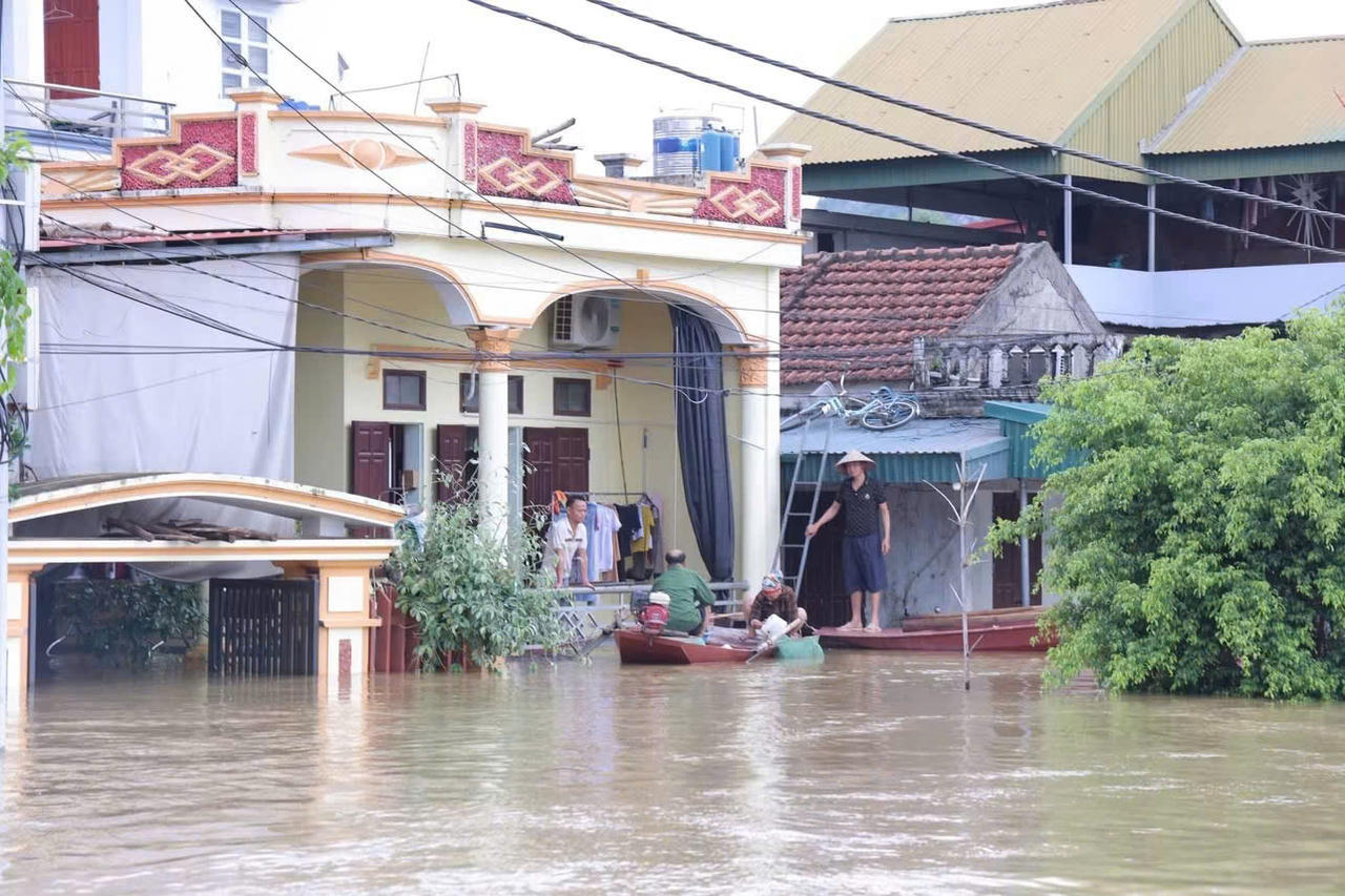 Nước lũ dâng cao tại Ninh Bình, nhiều khu vực bị ngập khi lũ đạt đỉnh.