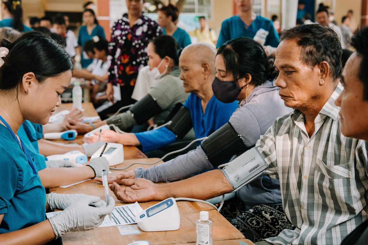 Các y, bác sĩ, tình nguyện viên tích cực khám cho người dân. (Ảnh: PVF cung cấp)
