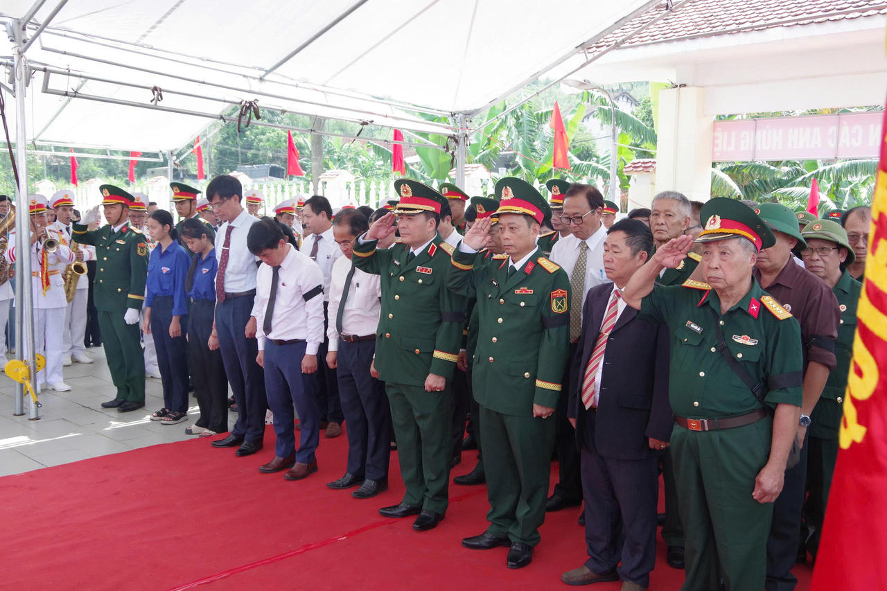 Các đại biểu, cán bộ, chiến sĩ lực lượng vũ trang, đoàn viên, thanh niên, nhân dân địa phương và thân nhân, gia đình liệt sĩ tại Lễ truy điệu, an táng (ảnh Vân Anh)