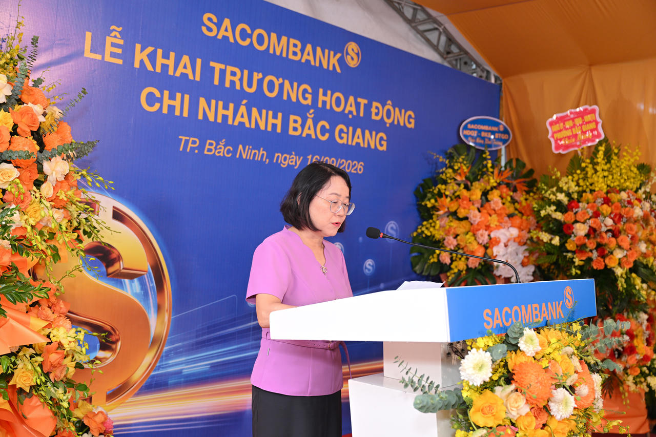 Bà Lê Thị Hoàng Hà - Phó giám đốc Ngân hàng nhà nước Việt Nam - Chi nhánh Khu vực 12 phát biểu tại Lễ khai trương Chi nhánh Bắc Giang.