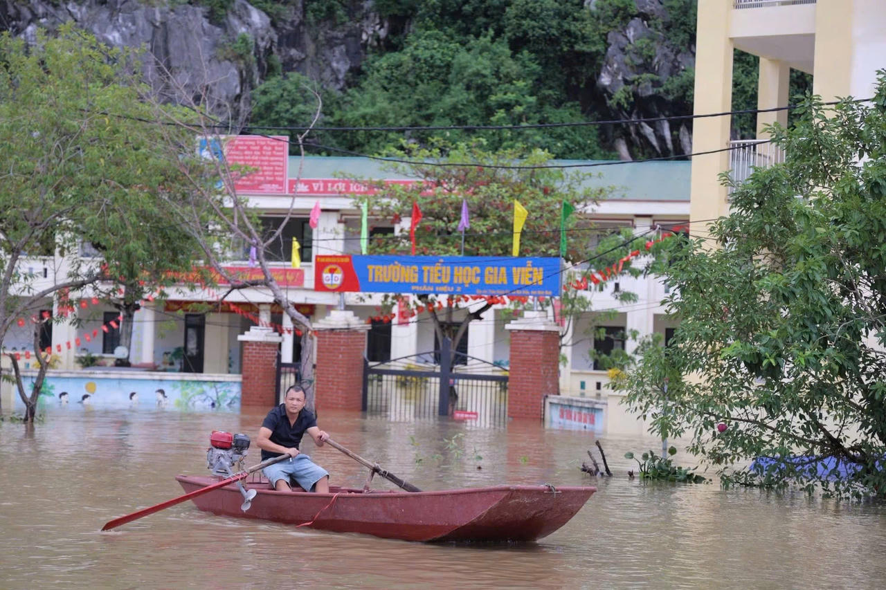 Nước lũ dâng cao tại Ninh Bình, nhiều khu vực bị ngập khi lũ đạt đỉnh.