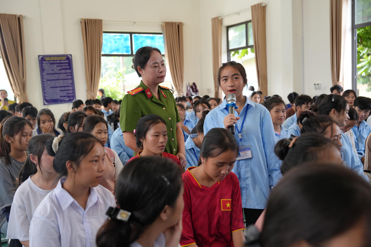 Công an tỉnh lào Cai tăng cường tuyên truyền pháp luật, tạo “lá chắn” phòng ngừa tội phạm tại các trường học (Ảnh: Thiên Bình).