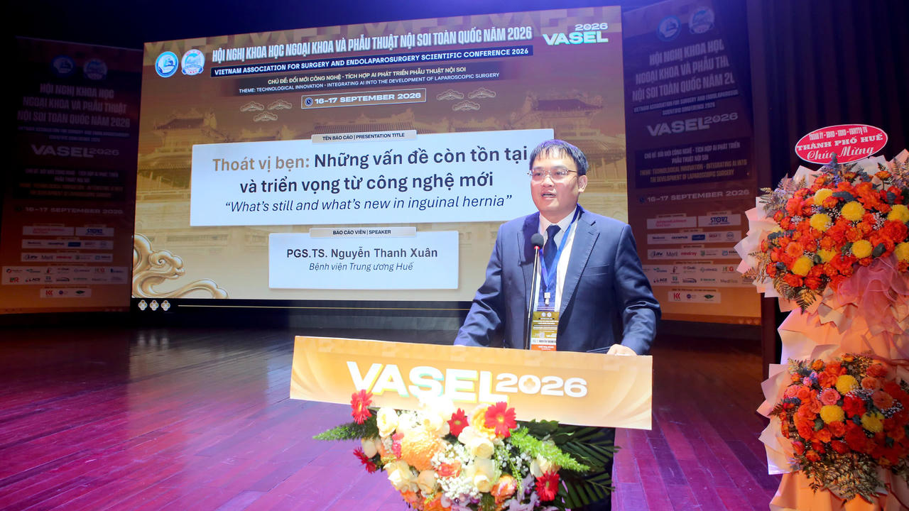 PGS.TS.Nguyễn Thanh Xuân, Phó Giám đốc BVTW Huế trình bày báo cáo tại hội nghị