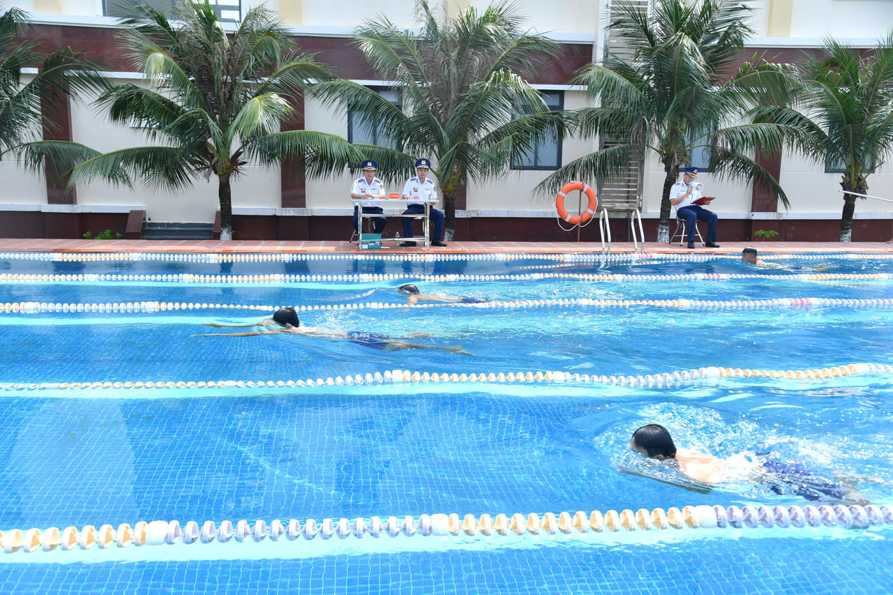 Kiểm tra nội dung bơi 300m trong Hội thi tàu, xuồng, xe tốt - Hội thao huấn luyện tàu năm 2026. Ảnh: Quang Vinh