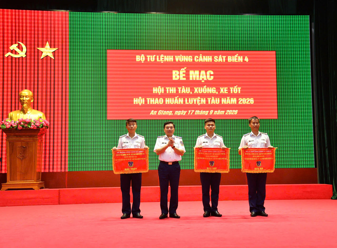 Thủ trưởng BTL Vùng trao thưởng cho thưởng cho các tập thể, cá nhân có thành tích tốt trong Hội thi tàu, xuồng, xe tốt - Hội thao huấn luyện tàu năm 2026. Ảnh: Quang Vinh