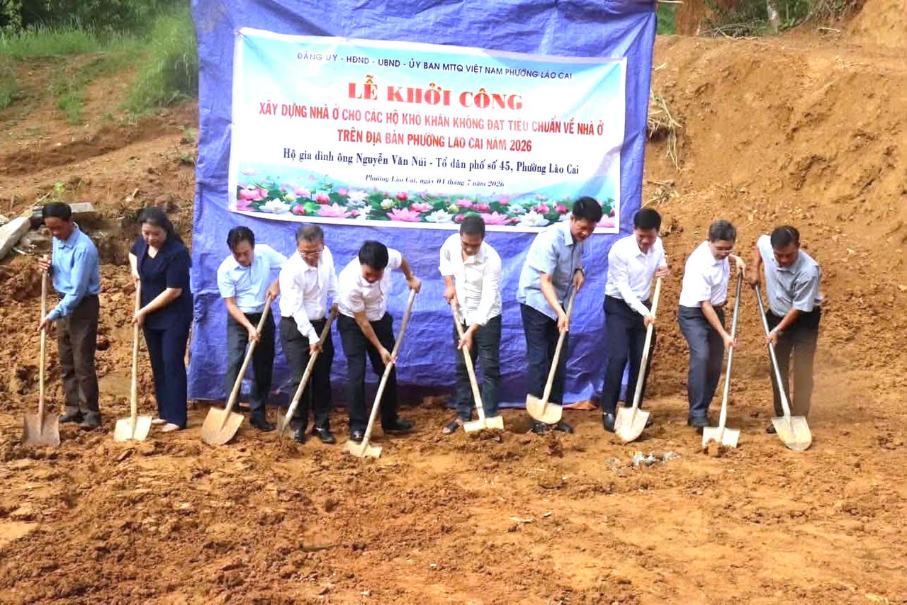 Các đại biểu đã thực hiện nghi thức khởi công xây dựng nhà ở cho các hộ dân tại phường Lào Cai (Ảnh: UBND phường Lào Cai).
