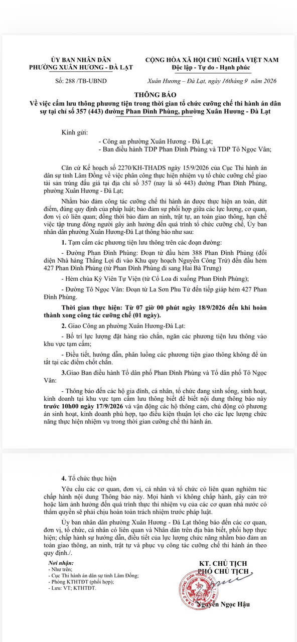 UBND phường Xuân Hương - Đà Lạt thông báo cấm lưu thông phương tiện trong thời gian tổ chức cưỡng chế. Ảnh UBND phường Xuân Hương - Đà Lạt.