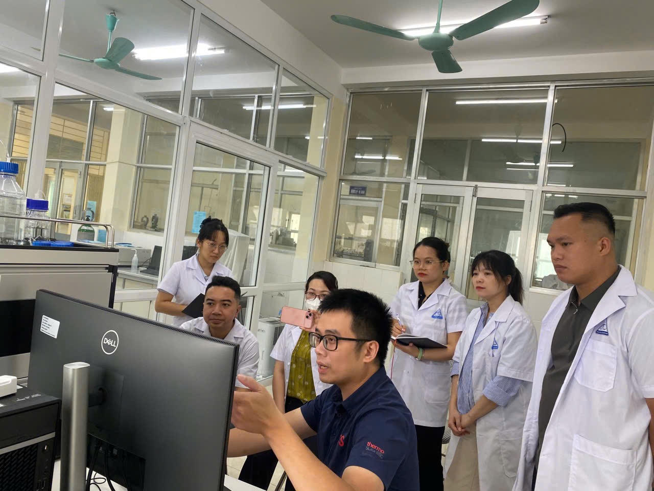 Các bộ tại Trung tâm đang nghe chuyên gia hướng dẫn về các thiết bị mới. (Ảnh: Lê Hanh)