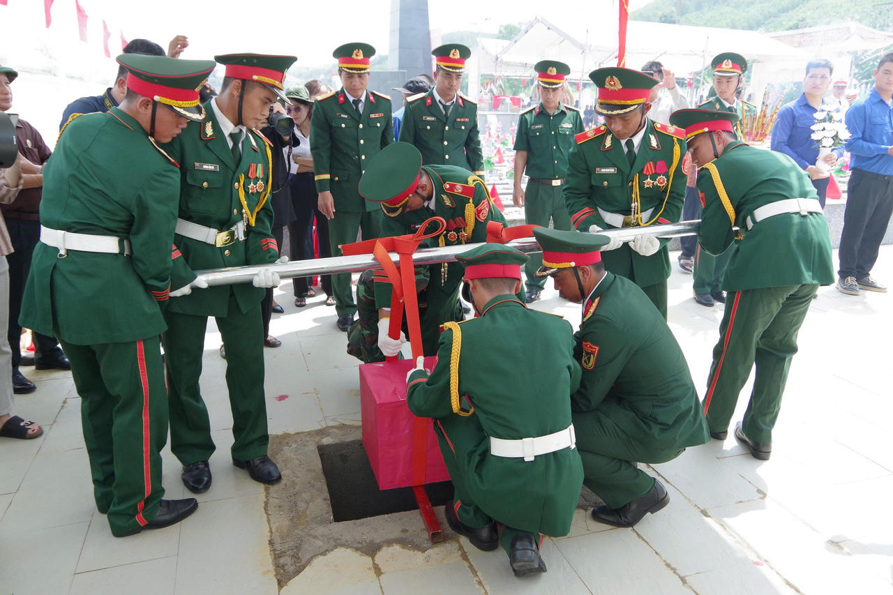 Các hài cốt được an táng chu đáo, trang trọng tại Nghĩa trang liệt sĩ Tân Bình (ảnh Vân Anh)