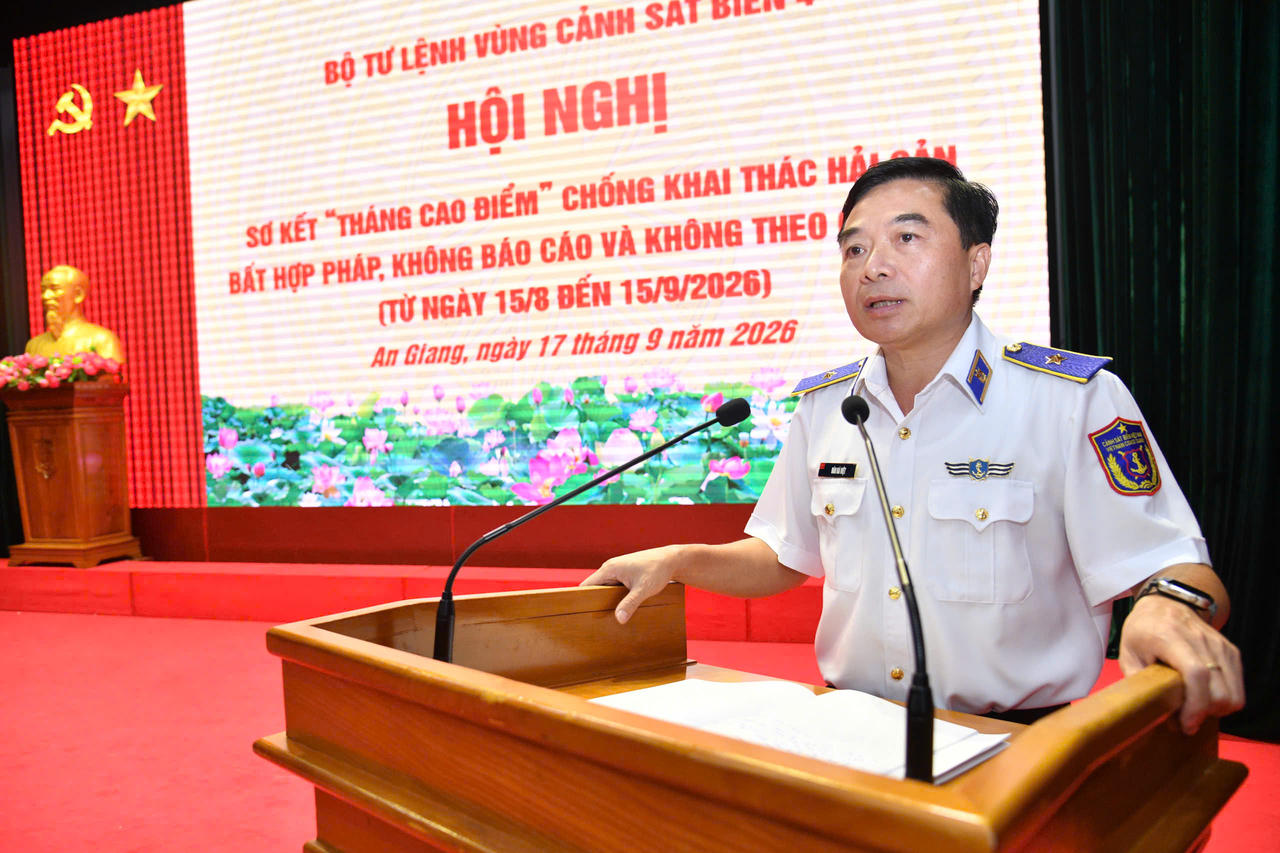 Thiếu tướng Đào Bá Việt, Tư lệnh Vùng Cảnh sát biển 4 chủ trì Hội nghị sơ kết  “tháng cao điểm” chống khai thác IUU của BTL Vùng Cảnh sát biển 4. Ảnh: Quang Vinh