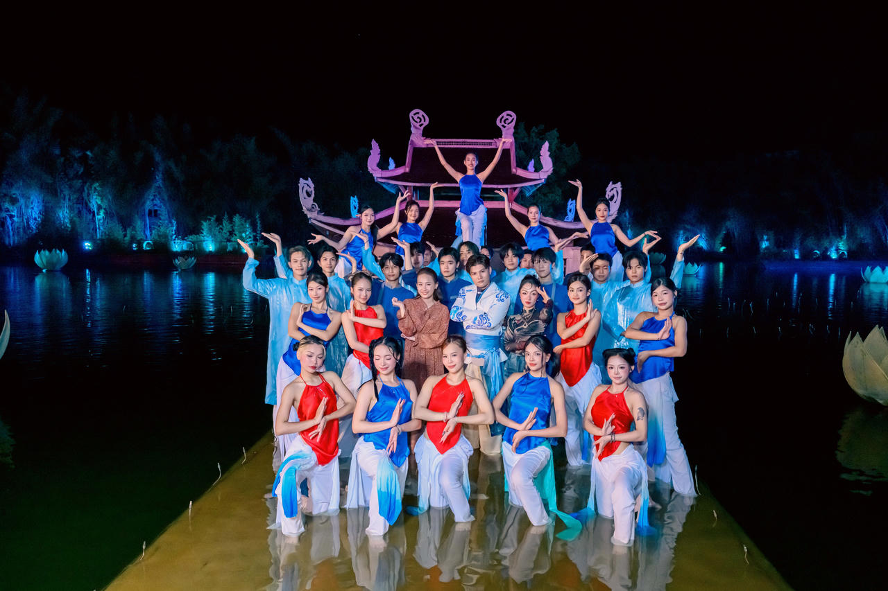 Việc Trần Mạnh Cường đưa xẩm, quan họ, chèo, chầu văn, ca trù vào các sản phẩm hiện đại là quá trình thử nghiệm cách chuyển hóa tài nguyên văn hóa thành "mỏ vàng" sáng tạo (Ảnh M.C).