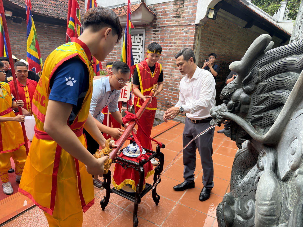 Rước nước - nghi thức linh thiêng trong Lễ hội chọi trâu Đồ Sơn Rước nước - nghi thức linh thiêng trong Lễ hội chọi trâu Đồ Sơn