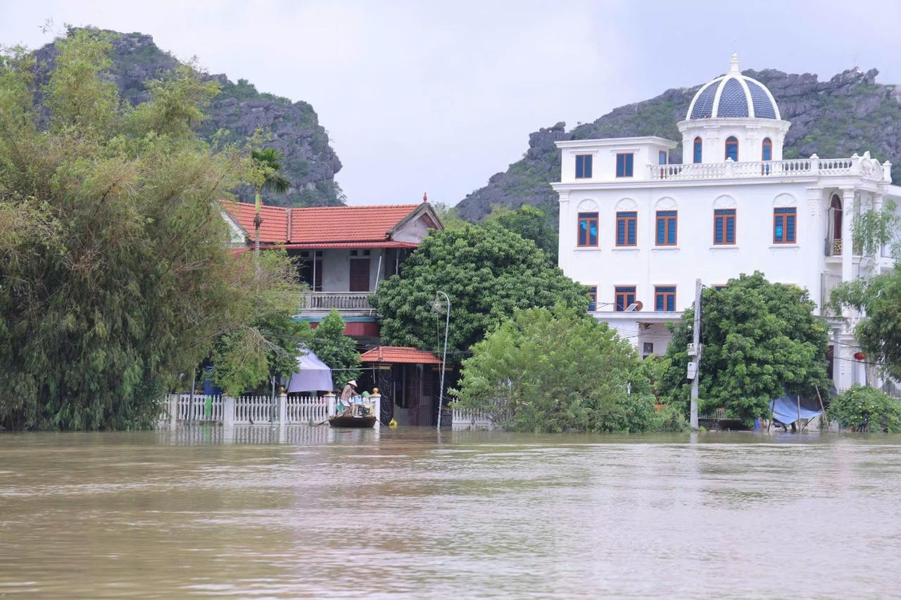 Nước lũ dâng cao tại Ninh Bình, nhiều khu vực bị ngập khi lũ đạt đỉnh.