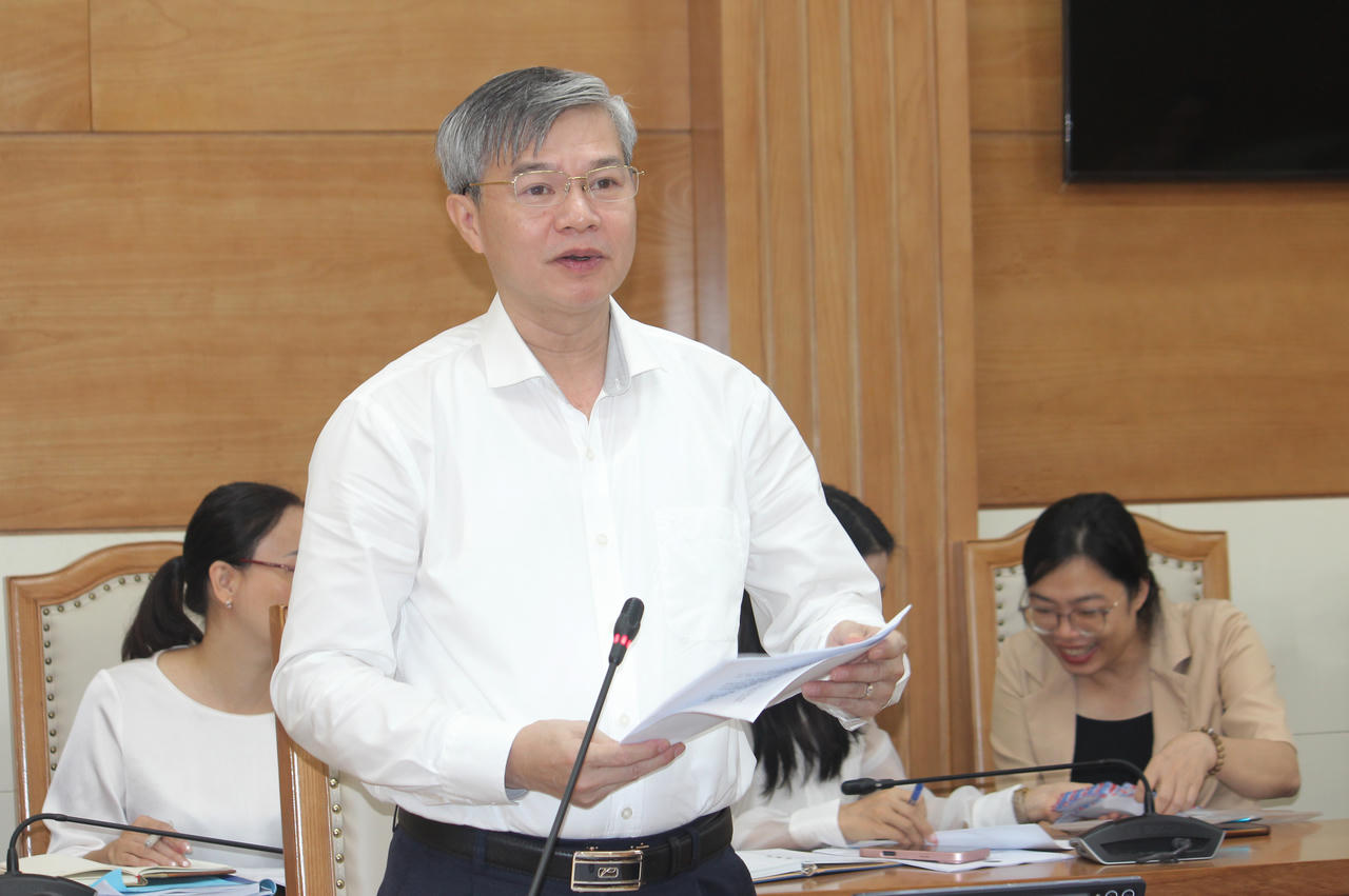 Ông Mai Xuân Bình, Giám đốc Sở Tư pháp, Phó Chủ tịch Thường trực Hội đồng Phối hợp PBGDPL tỉnh Thanh Hóa báo cáo tại chương trình làm việc (Ảnh: Thiên Ý).