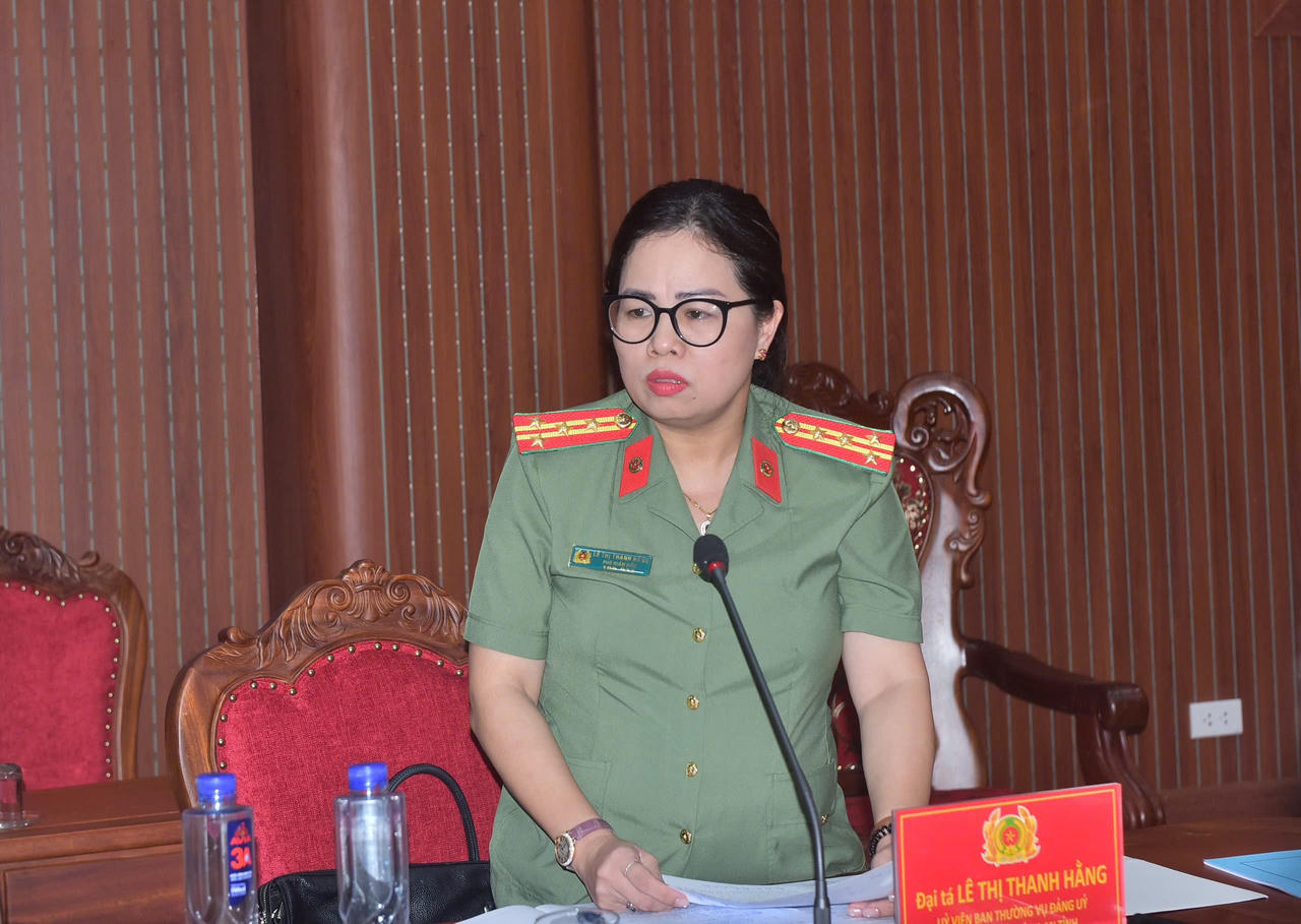Đại tá Lê Thanh Hằng, Phó Giám đốc Công an tỉnh Lào Cai phát biểu tại buổi làm việc (Ảnh: Thanh Tuấn).