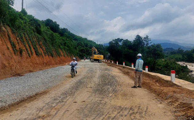 Nhiều tuyến đường giao thông được sửa chữa, xây mới, phục tốt cho việc đi lại, phát triển kinh tế - xã hội địa phương (Ảnh: SXD).