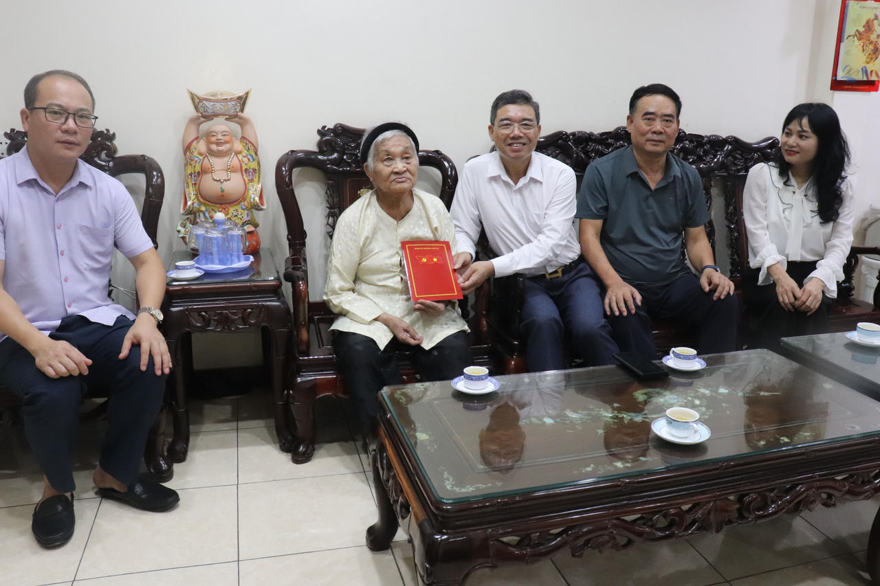 Đoàn đến thăm và tặng quà Lưu Thị Lực – là mẹ liệt sỹ ở tổ 3 Cốc Lếu (Ảnh: Kim Hoàn).
