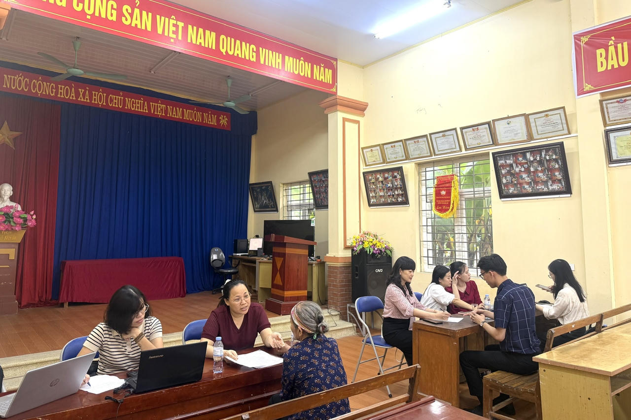 Đoàn công tác hỗ trợ xử lý đơn thư, tháo gỡ khó khăn về đất đai cho người dân xã Khoái Châu (Ảnh: Vũ Hùng)