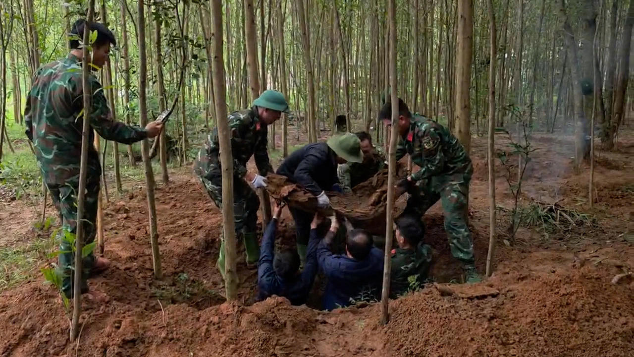 Cán bộ, chiến sĩ phối hợp cất bốc hài cốt liệt sĩ tại khu vực Bãi Dinh. (Ảnh: Bộ CHQS tỉnh Quảng Trị)