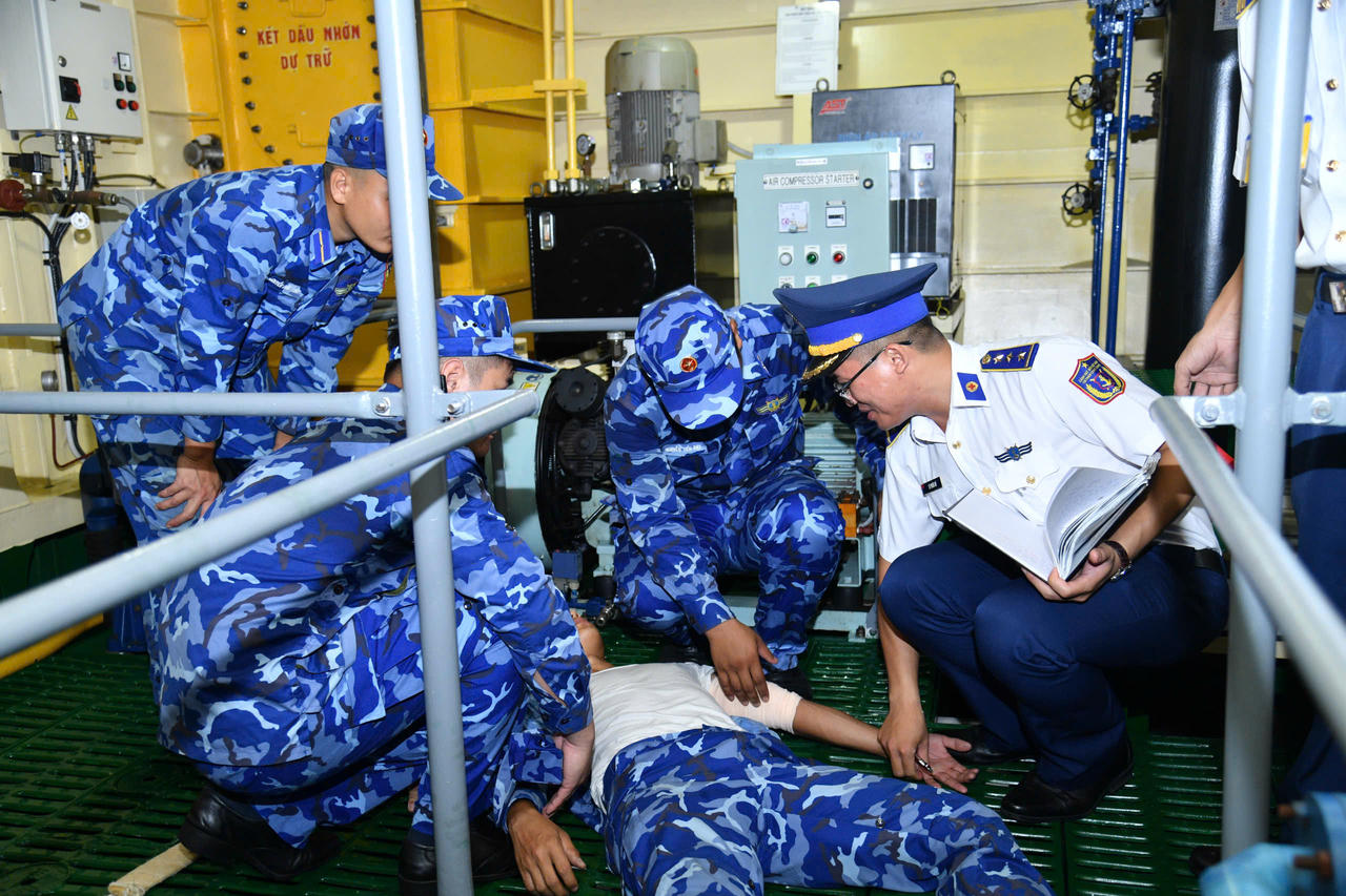 Kiểm tra nội dung thực hành cấp cứu thương binh trong Hội thi tàu, xuồng, xe tốt - Hội thao huấn luyện tàu năm 2026. Ảnh: Quang Vinh