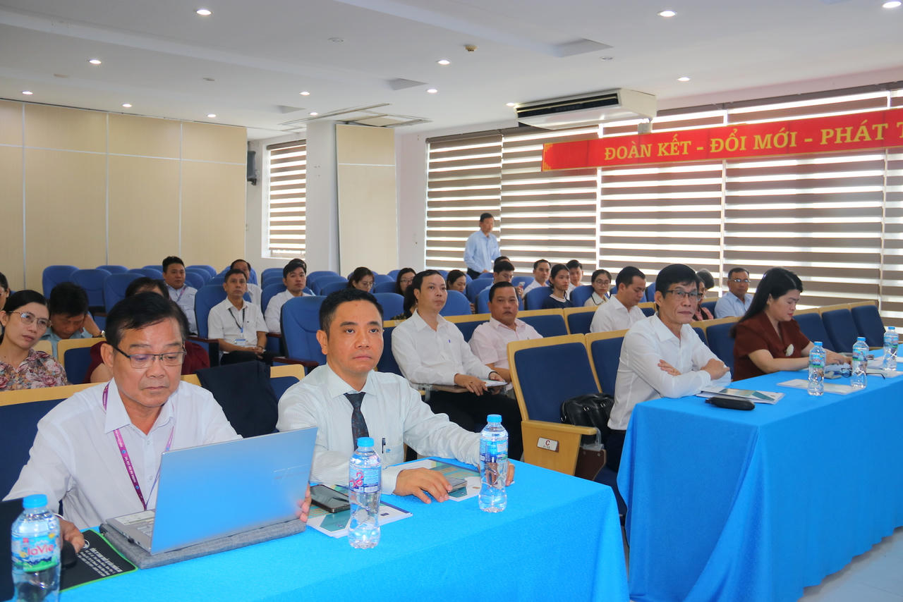 Lãnh đạo, đại biểu tham dự hội thảo (Ảnh: Đình Thương)