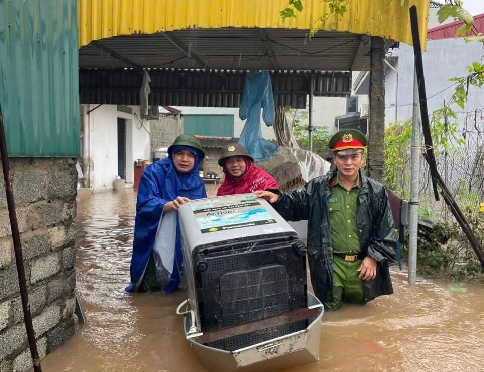 Mưa lũ dâng cao, Công an Hà Nội xuyên đêm ứng trực tại các điểm xung yếu, hỗ trợ người dân