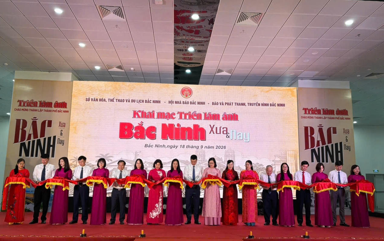 Các đại biểu dự Lễ cắt băng khai mạc triển lãm ảnh "Bắc Ninh xưa và nay". (Ảnh Ngọc Huy)