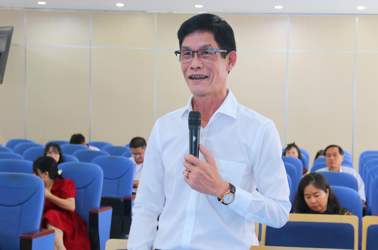 Ông Phạm Quốc Sử - Phó Giám đốc Sở Tư pháp Cà Mau trao đổi tại Hội thảo (Ảnh: Đình Thương)