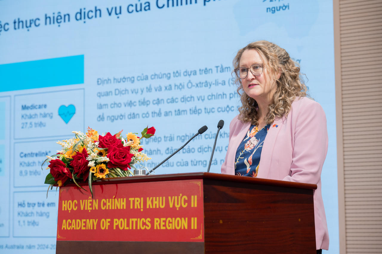 Bà Vanessa Roarty, Giám đốc Quốc gia, Cơ quan Dịch vụ Australia, chia sẻ kinh nghiệm của Australia. 